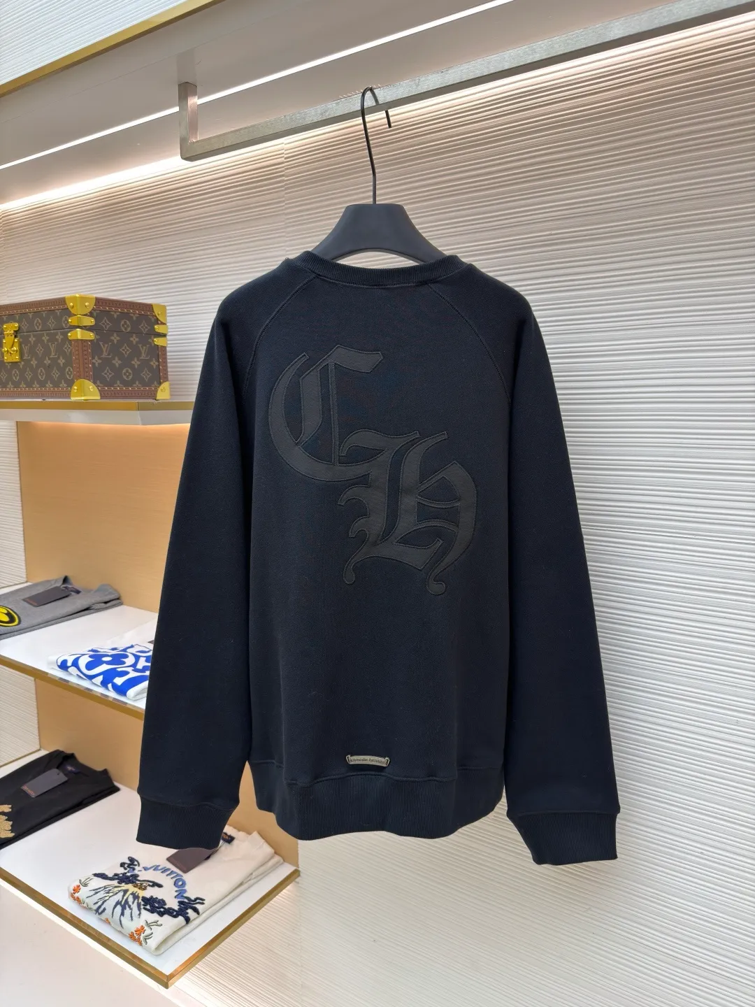 P410 Chrome Hearts logo crew neck sweatshirt ●Original version: 29300 purchase and development ●Item number: 1682055-A75 ●Fabric: interwoven air cotton fabric ●Technology: patch embroidery production ●Color: black ●Version: fitted version ●Weight: about 825 grams ●Size: S-M-L-XL ●Description: Customized heavy fortress interwoven air cotton, full texture, thick and solid, with classic black as the curtain Giving deep sensory luxury, with the Crow heart cross appliqué decoration on the chest, it becomes the ultimate interpretation of the dark Gothic style. The CH Gothic font is the finishing touch on the back page, letting the totem become your spiritual punctuation. The logo iron plate sways slightly with the swing of the body, adding a sense of movement and vitality. It is unobtrusive but has an indescribable aura. It interprets the perfect blend of retro and luxury, using imported machine appliqué embroidery technology and using advanced computer control systems and precision mechanical components. Realize the Chrome Hearts logo patch embroidery operation, showing an embroidery effect with both clarity and three-dimensionality. The fabrics have been washed and have a better hand feel. It is not easy to deform, not easy to shrink, not easy to fade, and maintains long-term beauty. The overall wiring is straight and delicate, the fabric is comfortable and soft, and the color is consistent without color difference. It can be matched with the same style to create a fashionable look and control various occasions. Customized accessories, complete with three standards, same style for men and women!
